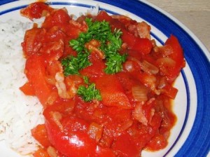 Peberfrugt i baconsovs