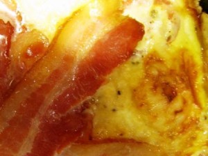 Tærte med bacon, tomat, champignon og mozarella